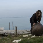 Venecia: Nina Dotti cerró La Bienal con el performance Despójate