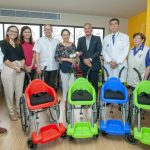 Plan Toda una Vida y la Embajada de Israel donan sillas de ruedas infantiles para los niños en SOLCA Guayaquil